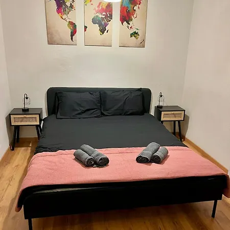 Modern Netflix Balcony شقة